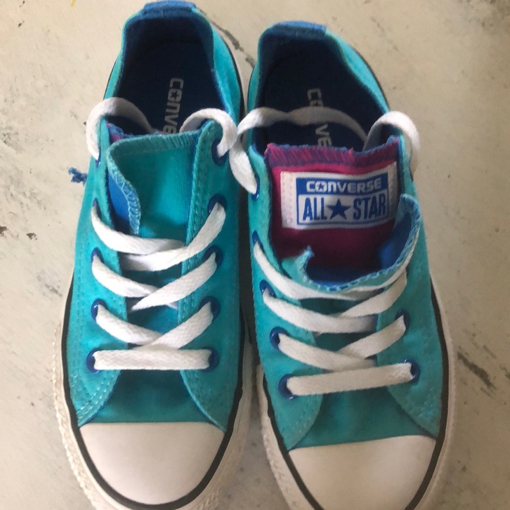 Teal converse low shoe. With second pink tongue used barely.